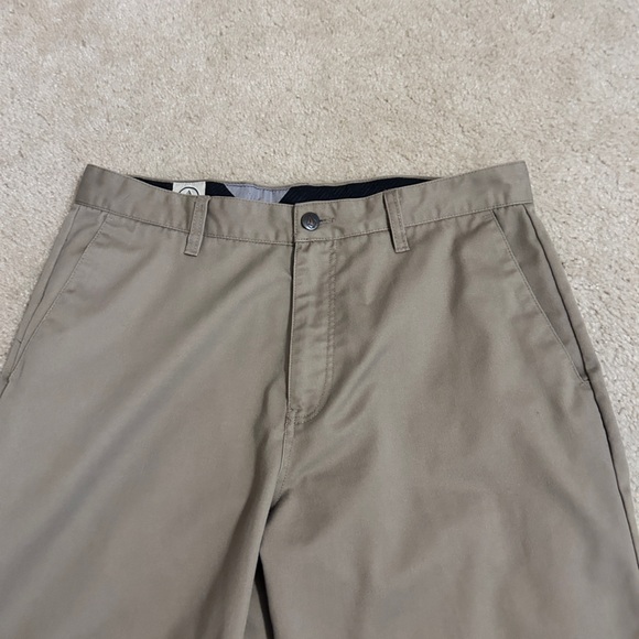 Men’s Volcom Shorts - Picture 2 of 8